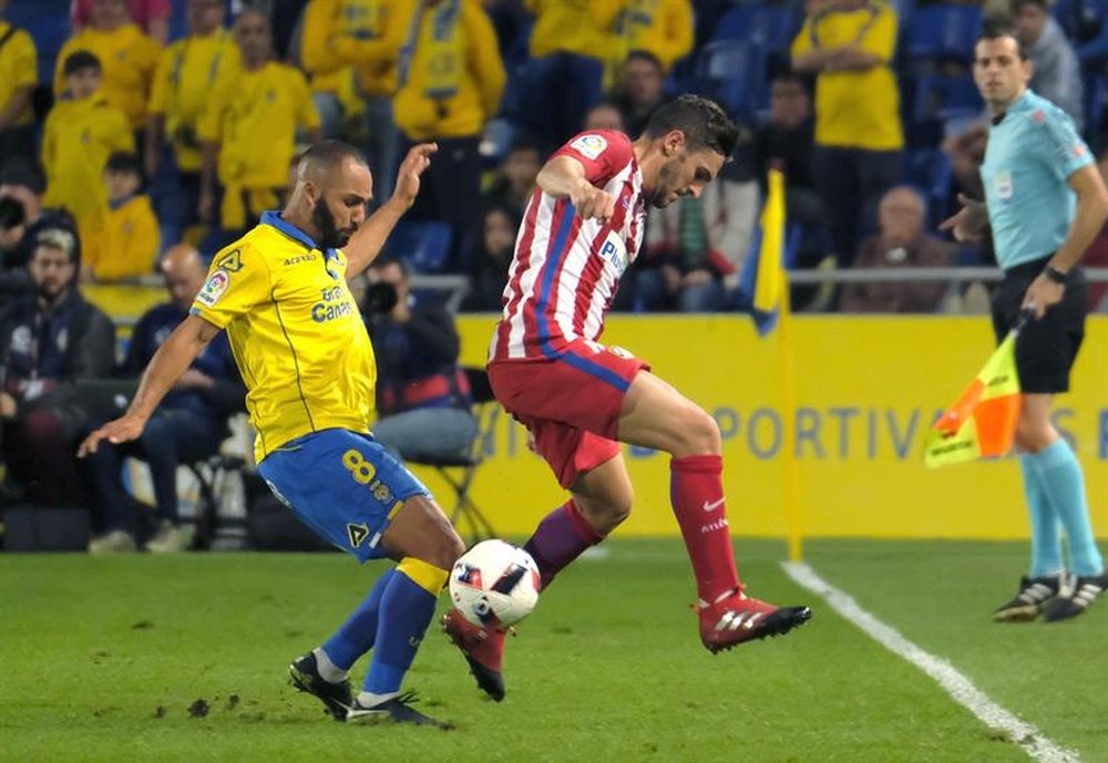 Koke vying for the ball withNabil El Zhar of Las Palmas on Tuesday night. EFE