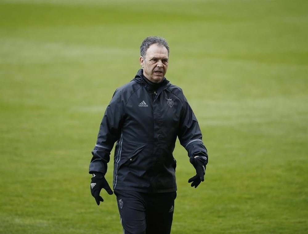 Caparros during one of his last training sessions at Osasuna. EFE