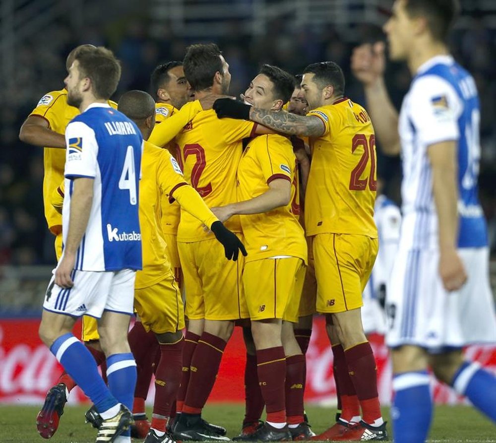 El delantero del Sevilla Ben Yedder celebra con sus compañeros uno de los goles ante la Real Sociedad durante el encuentro correspondiente a la decimoséptima jornada de primera división, en San Sebastián. EFE
