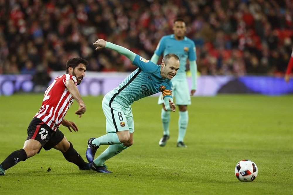 Iniesta fightig for the ball. AFP