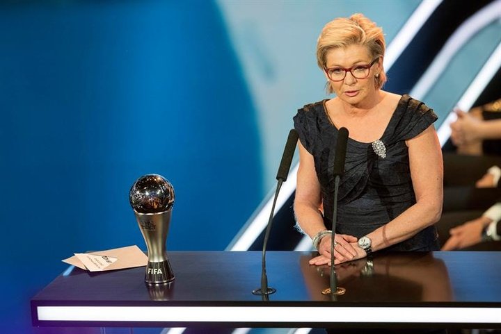Silvia Neid obtém o prêmio como 'Melhor treinadora' de 2016