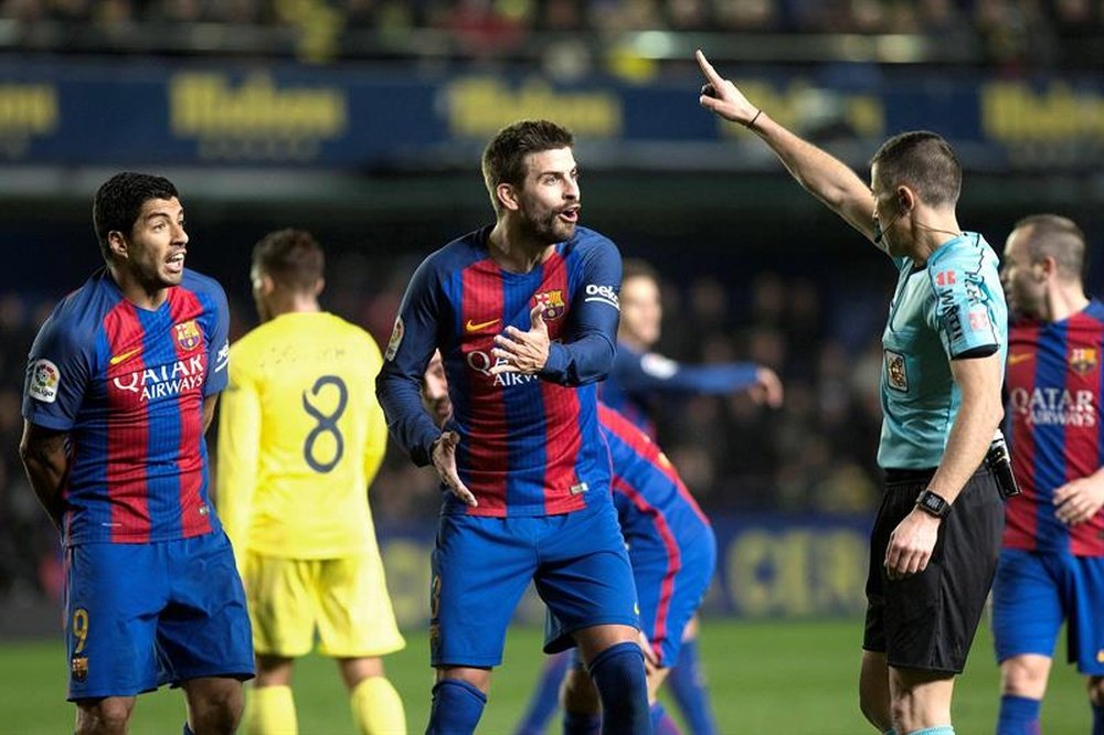 Pique (C) remonstrates with a referee in Barcelona's 1-1 draw with Villarreal. EFE