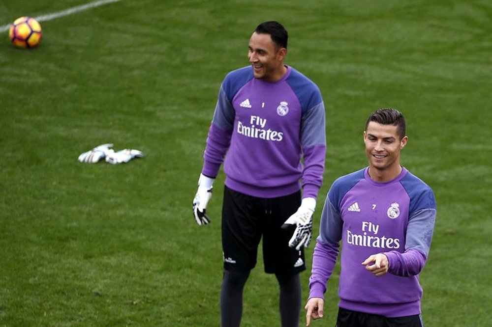 Les joueurs du Real Madrid Cristiano Ronaldo et Keylor Navas, pendant un entraînement. EFE