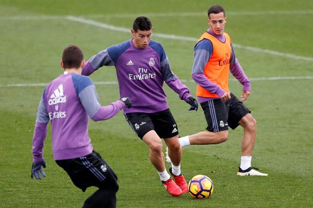 Los jugadores del Real Madrid Mateo Kovacic (i), James Rodríguez (c) y Lucas Vázquez, durante un entrenamiento. EFE/Archivo