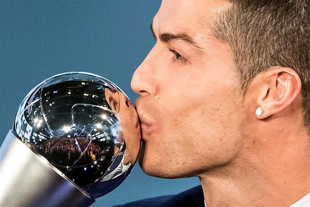 Cristiano Ronaldo ergue a cabeça apesar dos ataques dos seus difamadores e mostra troféus. EFE