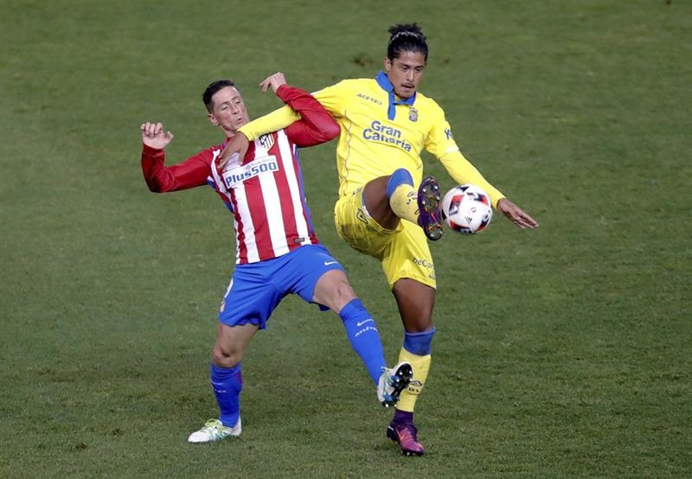 Lemos face à Fernando Torres lors d'un Atlético-Las Palmas. EFE