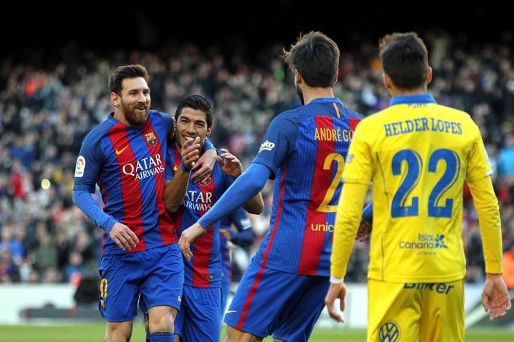 Messi and Suarez celebrate Barcelona's first goal on Saturday. EFE