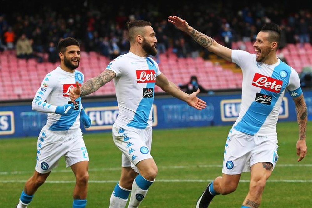 Los jugadores del Nápoles Lorenzo Tonelli (c) y Marek Hamsik celebran el 1-0 durante el partido de la Serie A que han jugado SSC Napoli y Pescara Calcio en San Paolo Nápoles, Italia. EFE/EPA