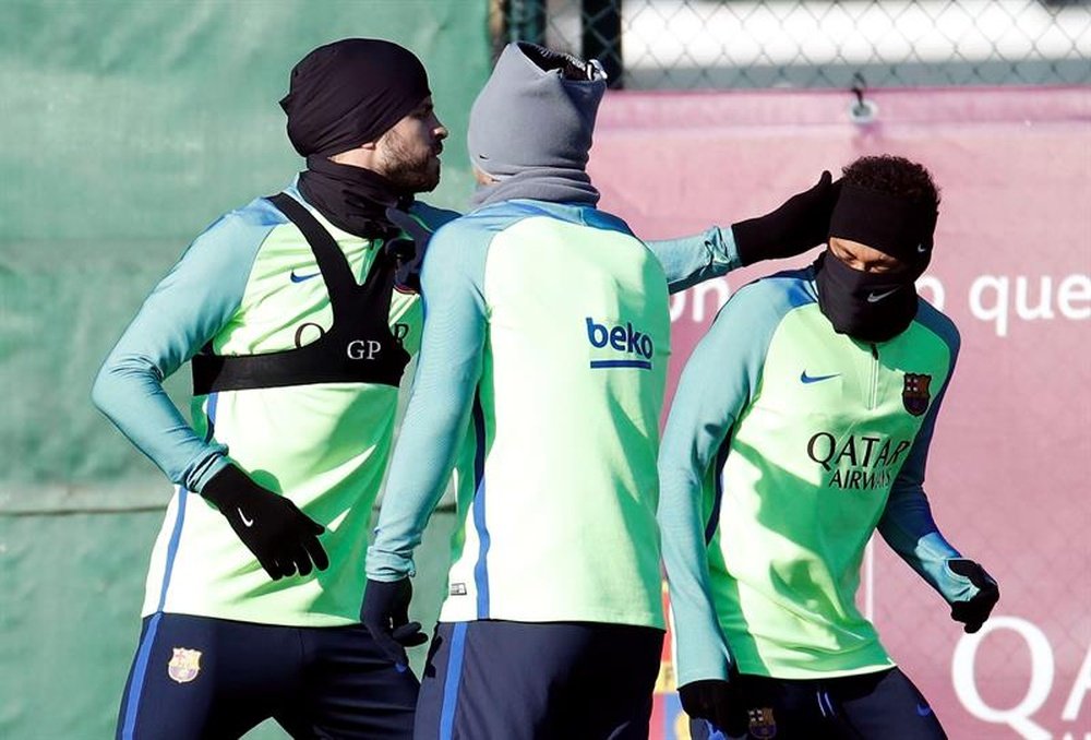 Los jugadores del FC Barcelona Gerard Piqué (i), Neymar Jr. (d), y Luis Suárez, durante el entrenamiento. EFE