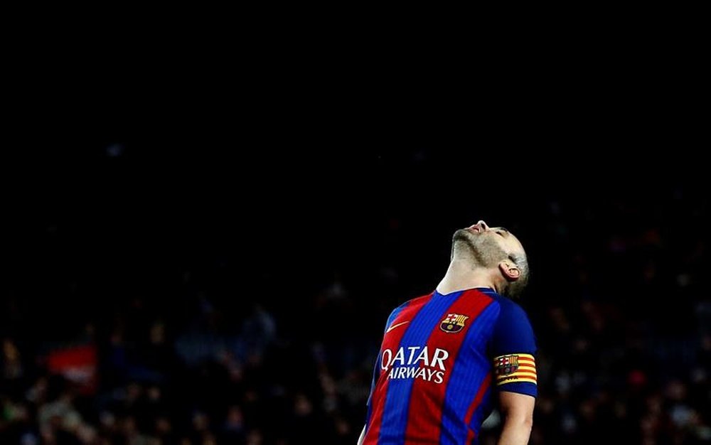 Iniesta volvió a dejar muestras de su poca luz en el Calderón. EFE/Archivo