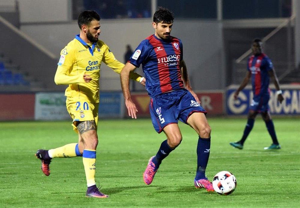 Aguilera vuelve a estar disponible para el Huesca. EFE/Archivo