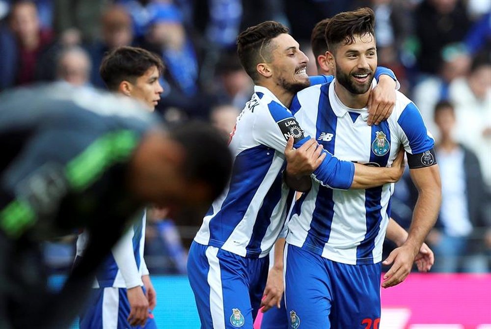 El jugador del FC Porto Felipe (d) celebra con sus compañeros el 1-0 en Do Dragao en Oporto, Portugal. EFE/EPA