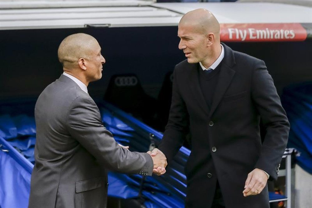 Romero y Zidane se saludan antes del partido. EFE