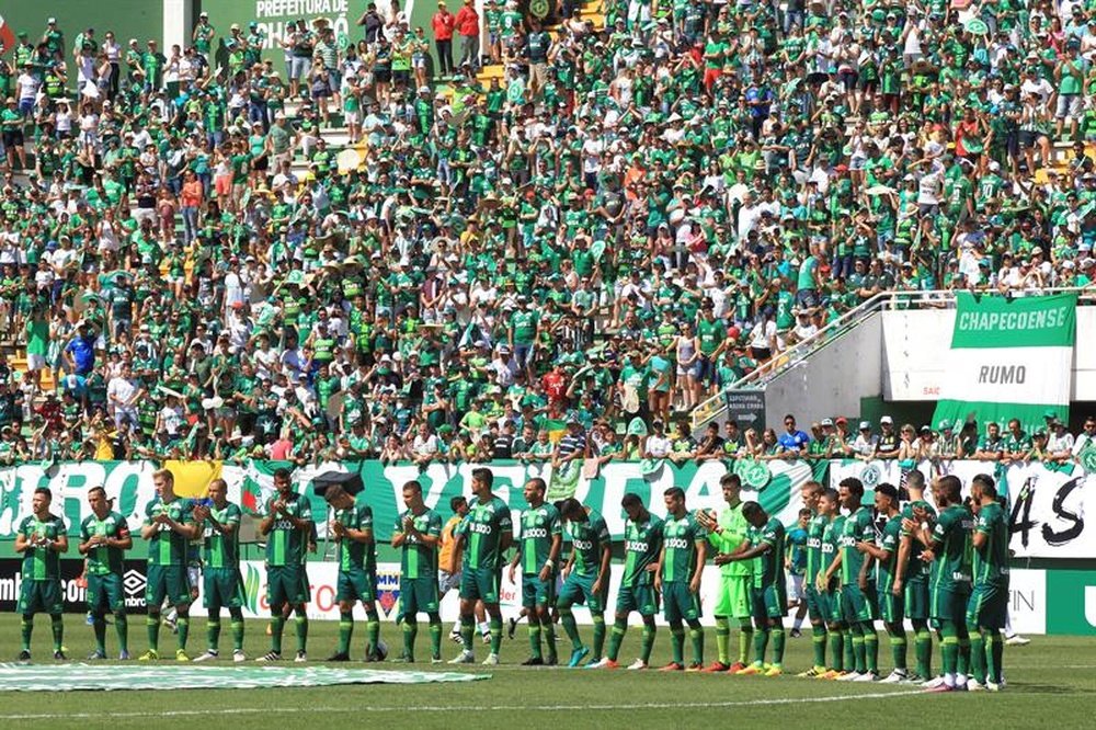 Jugadores del Palmeiras y el Chapecoense fueron registrados este sábado frente a las graderías abarrotadas de aficionados en el estado Arena Condá de Chapecó (Brasil). EFE