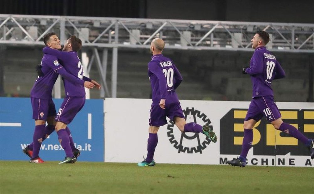 El delantero del Fiorentina Cristian Tello (I) celebra con sus compañeros el 0-1 durante el partido de la Serie A que han jugado AC Chievo y ACF Fiorentina en el Bentegodi stadium en Verona, Italia. EFE/EPA