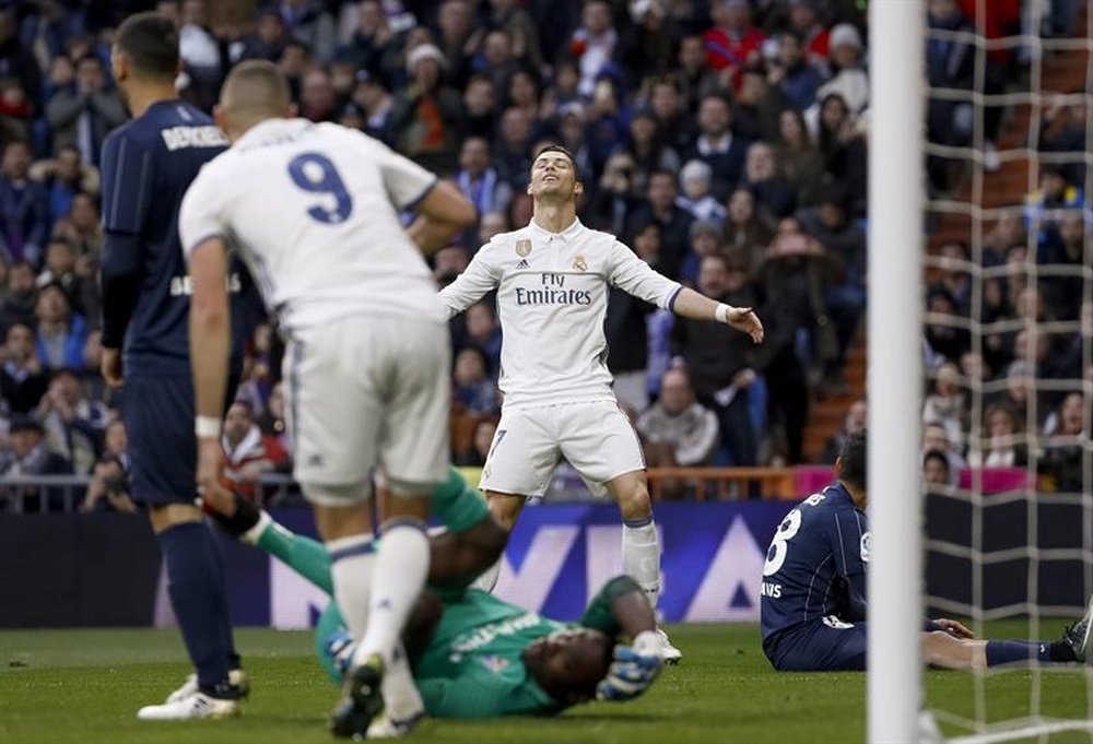 El delantero del Real Madrid Cristiano Ronaldo,d., y el guardameta del Málaga, Carlos Kamenia,c., y el francés karim Benzema.iz., durante el partido de la décima novena jornada de la Liga de Primera División que el Real Madrid y el Málaga disputaron  en el Santiago Bernabéu y que finalizó con el resultado de 2-1. EFE