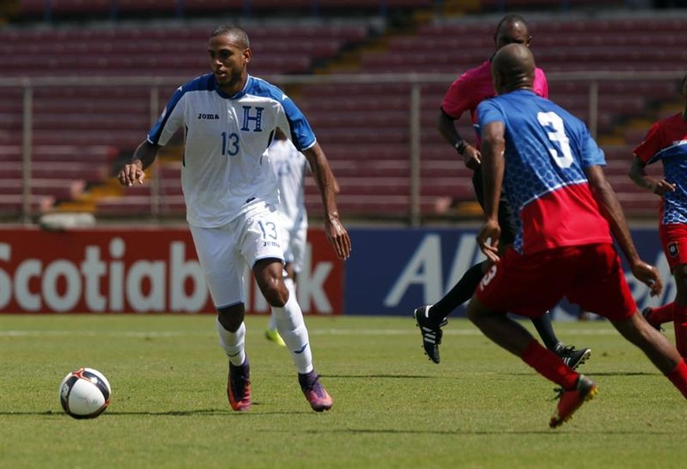 Eddie Hernández (i), de la selección nacional de fútbol de Honduras, fue registrado este domingo al disputar un balón con Trevor Lennen (d), de Belice, durante la final de la Copa Centroamericana de Fútbol, en Ciudad de Panamá (Panamá). Los hondureños se impusieron 0-1. EFE