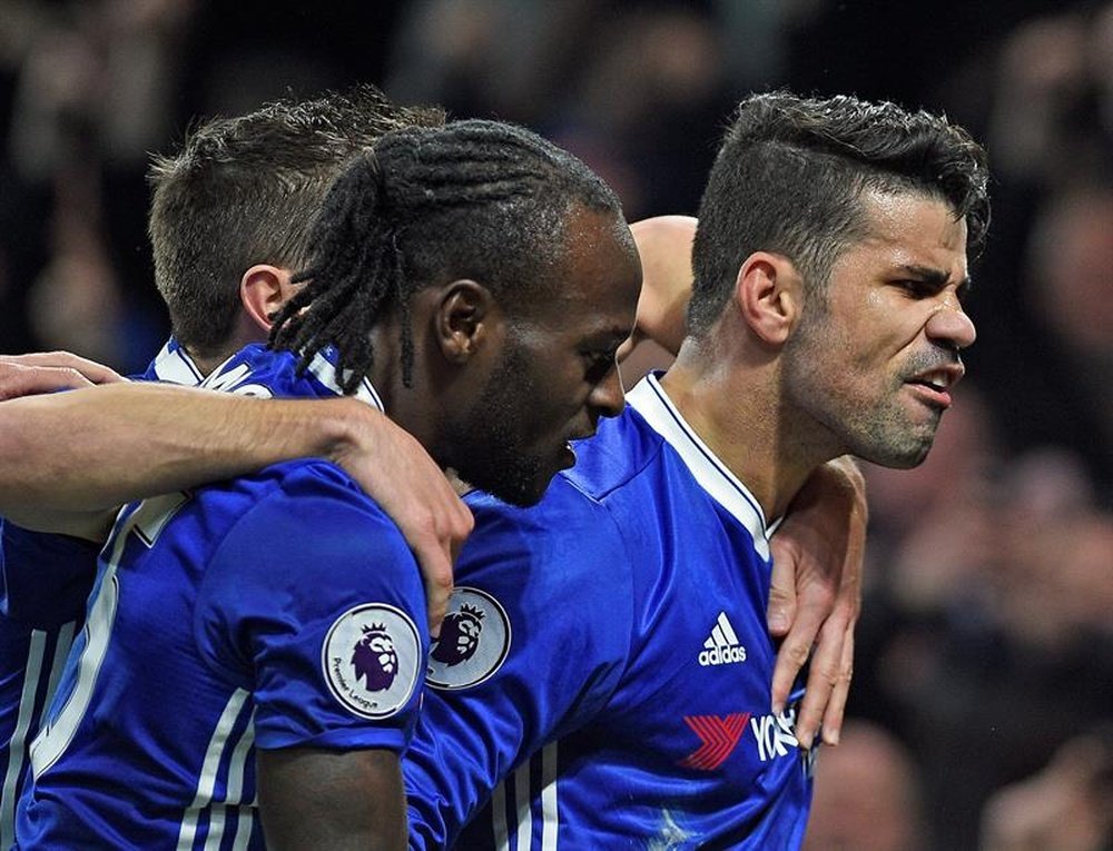 Los jugadores del Chelsea celebran el gol del delantero Diego Costa (d) durante el partido de la  Premier League Chelsea FC-Hull City en Stamford Bridge, Londres, Reino Unido.  EFE/EPA