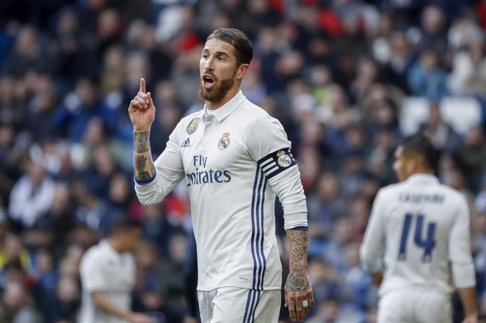 El defensa del Real Madrid Sergio Ramos, durante el partido frente al Málaga de la décima novena jornada de la Liga de Primera División que se jugó en el Santiago Bernabéu, en Madrid. EFE