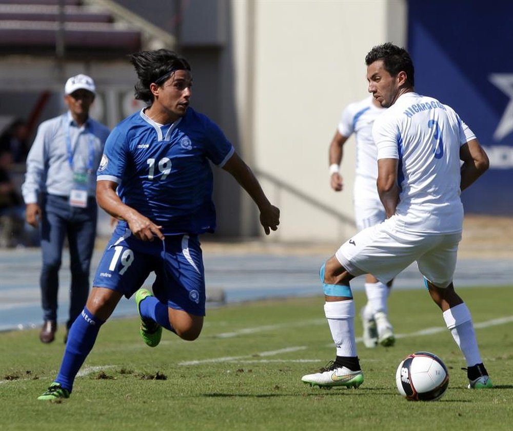Manuel Rosas (d) de la selección de Nicaragua disputa el balón con Gerson Mayen (i) de El Salvador durante su partido de la Copa Centroamericana de Fútbol en Ciudad de Panamá. EFE