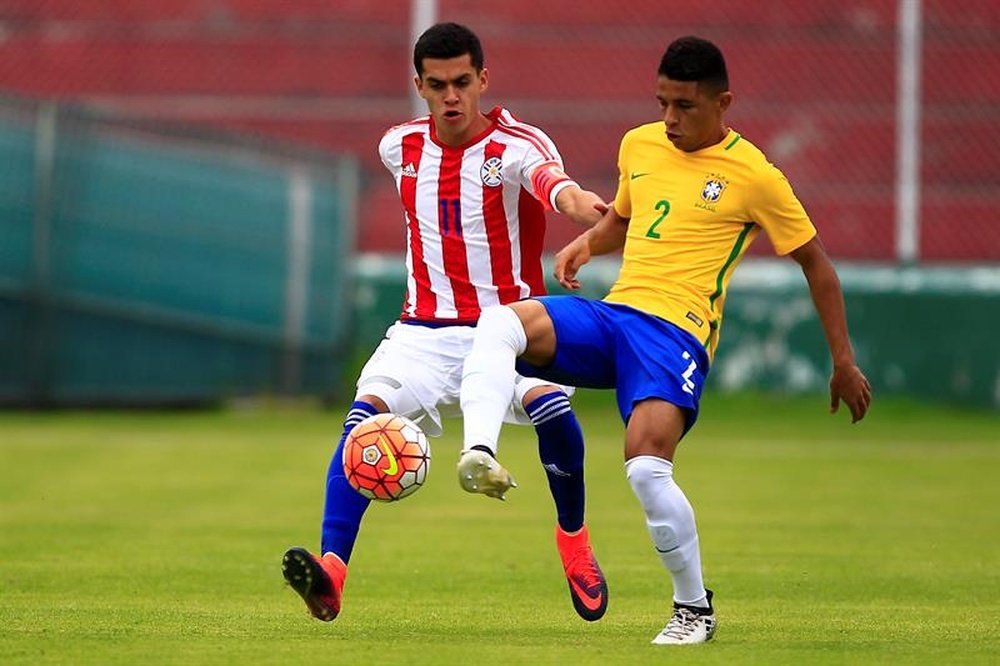 El jugador de Brasil Dod` (d), disputa un balón con el jugador de Paraguay, Jesús Manuel Medina (d), durante el encuentro por el Sudamericano Sub 20 Ecuador 2017, en Ambato (Ecuador). EFE
