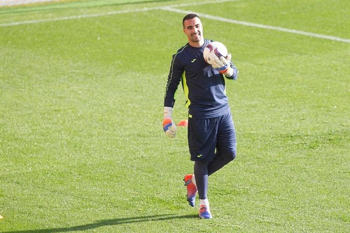 Asenjo, goleiro do Villarreal, volta aos treinos