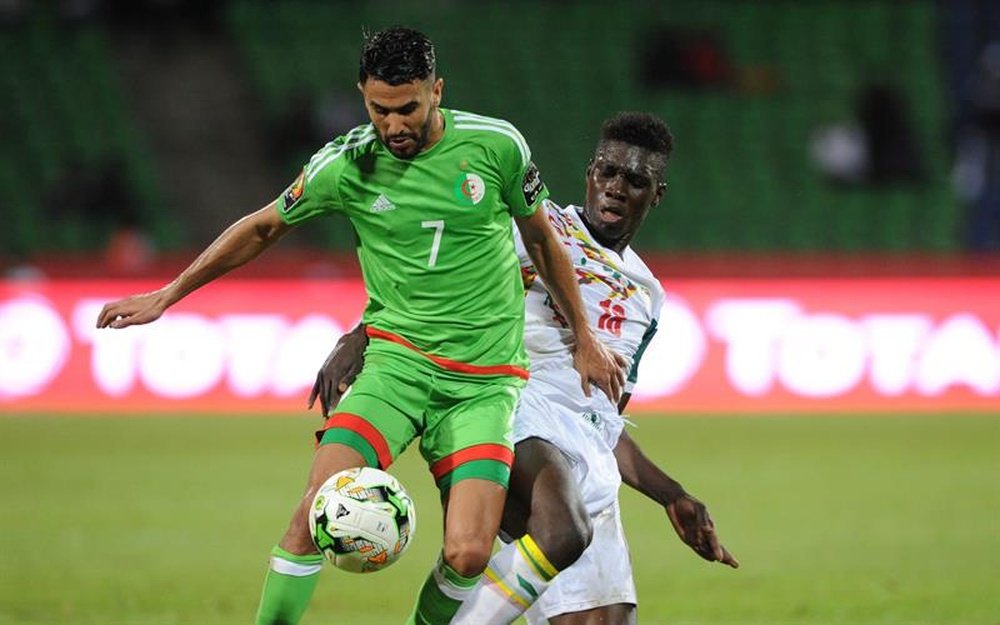 Riyad Mahrez (i) de Argelia disputa hoy el balón con Ismaila Sarr (d) de Senegal durante su partido del Grupo B de la Copa Africana de Naciones en Franceville (Gabón). EFE