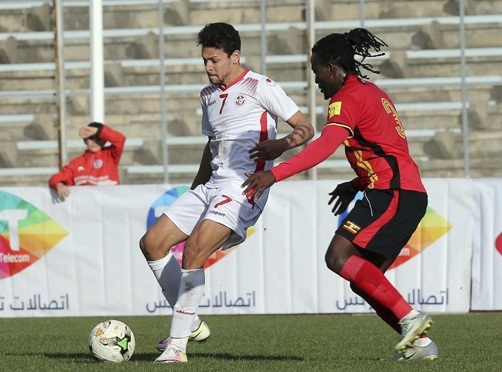 El jugador tunecino Youssef Msakni (i) en un amistoso previo a la CAN que se disputa en Gabón. EPA/A