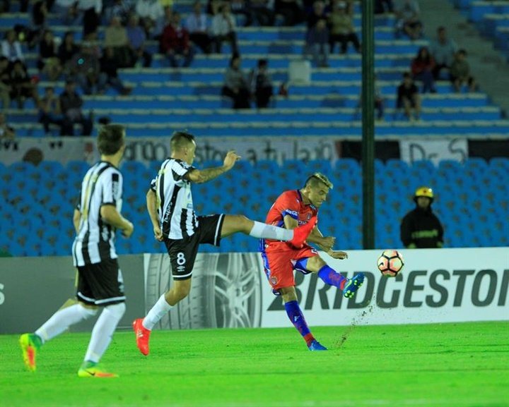 Wanderers golea a Universitario de Sucre y remonta la eliminatoria