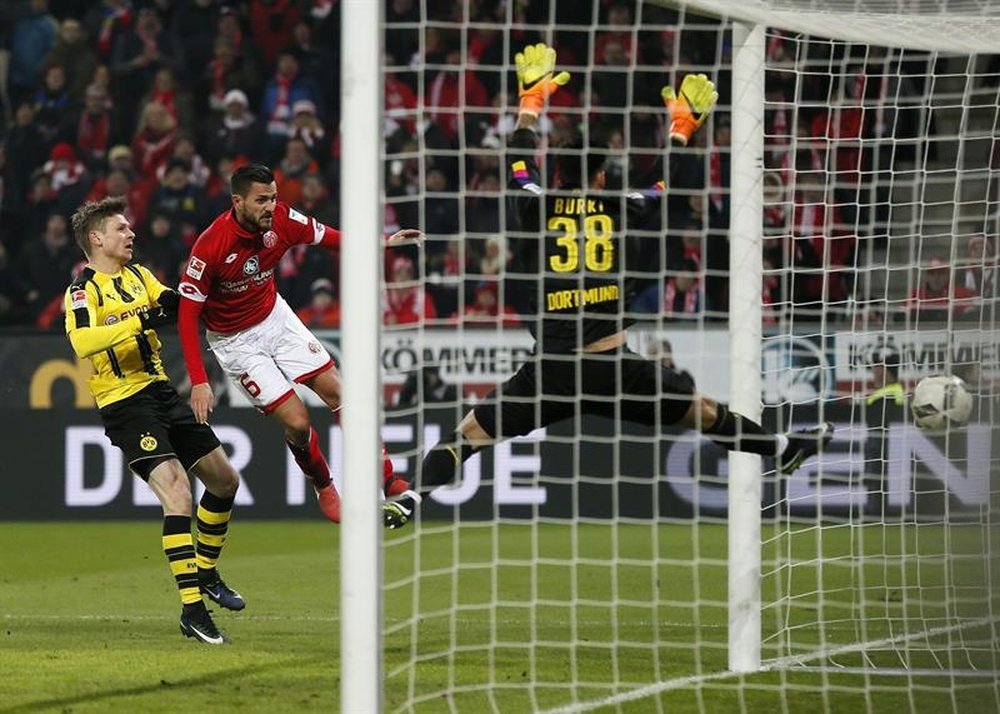 Al Borussia se le escapó el triunfo en la recta final del partido ante el Mainz. AFP