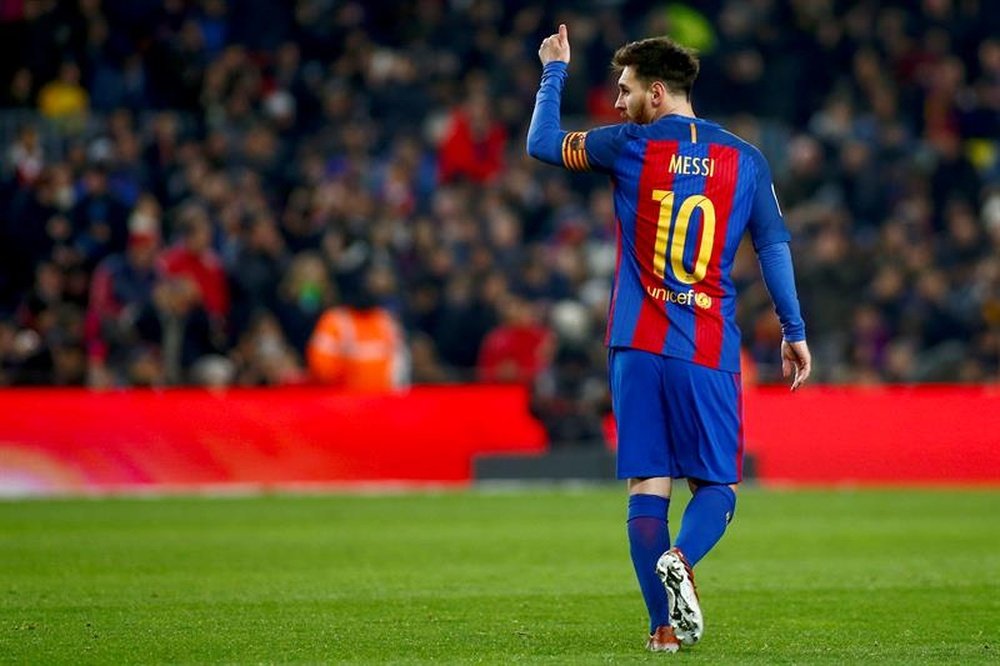 Leo Messi vio puerta de cabeza ante el Sporting. EFE