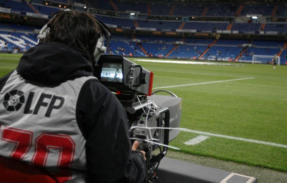 A TV cameraman preparing for a broadcast at Santiago Bernabeu. EFE