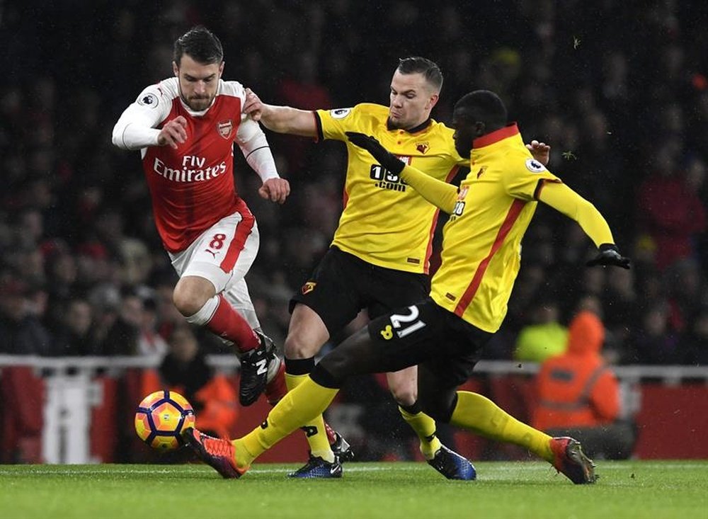 El Arsenal perdió con el Watford y Wenger criticó al árbitro del choque. EFE