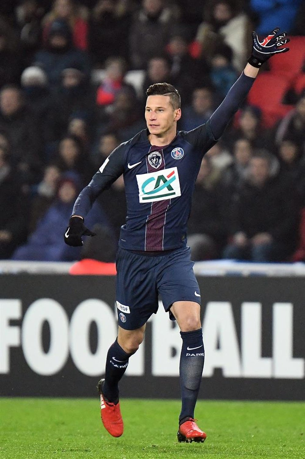 Julian Draxler standing on the pitch. EFE