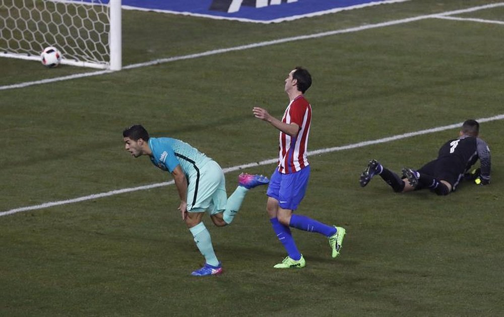 Luis Suárez adelantó al Barcelona con un golazo. EFE