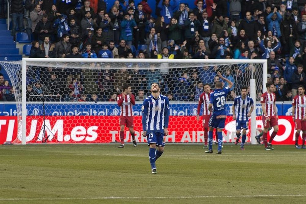 LaLiga ha denunciado cánticos ofensivos en el encuentro que enfrentó a Alavés y Atlético. EFE