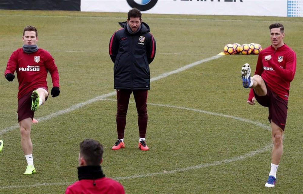 L'entraîneur de l'Atletico Madrid Diego Simeone avec Fernando Torres et Gameiro. EFE