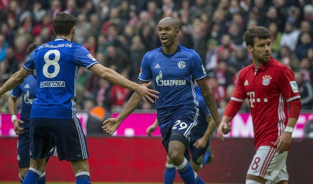 El defensor del Schalke no tiene fecha de regreso. EFE