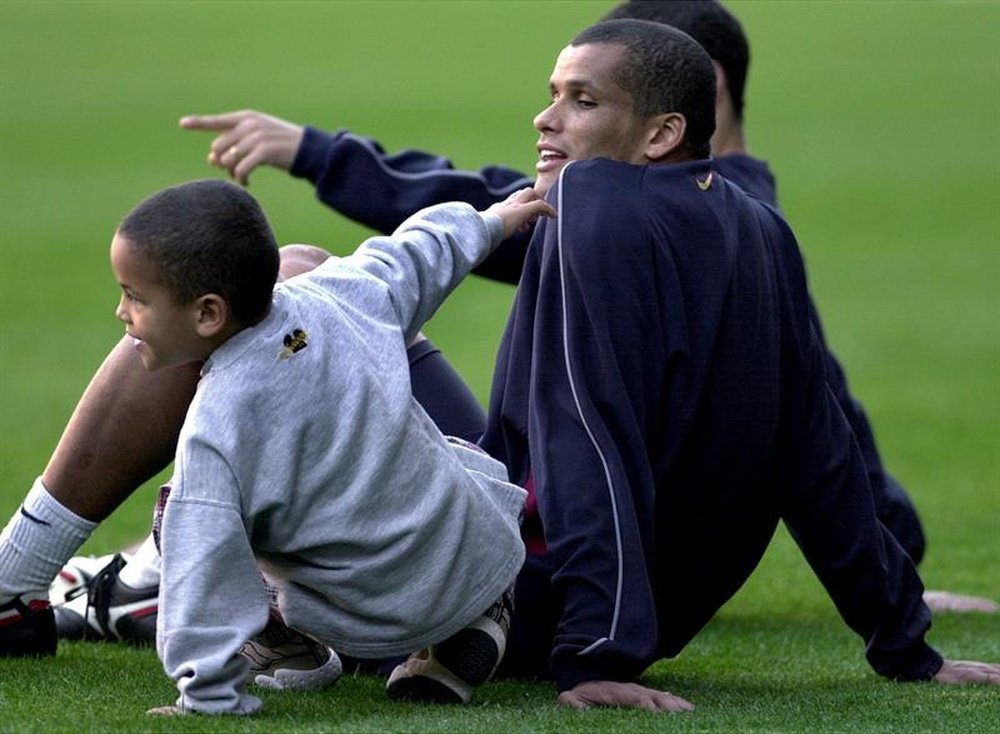 El hijo de Rivaldo, cuando éste jugaba en el Barcelona. EFE