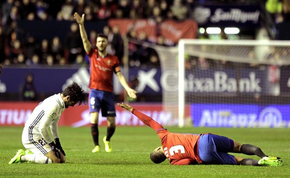 El jugador de Osasuna se lesionó en un choque con Isco. EFE