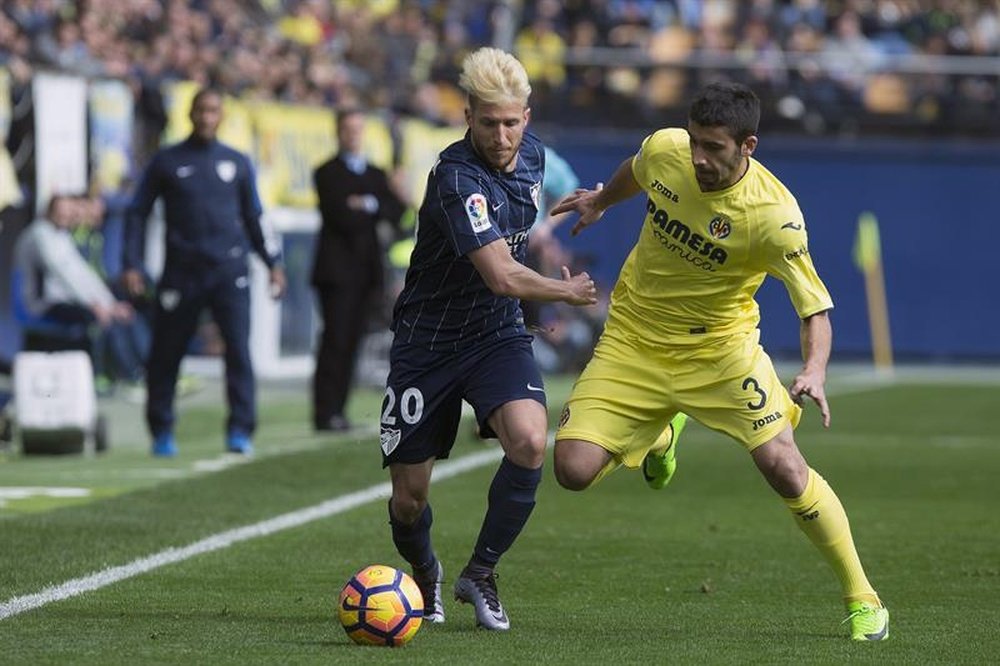 Le milieu du Malaga, Keko à la lutte d'un ballon avec le défenseur du Villarreal, José Angel. AFP