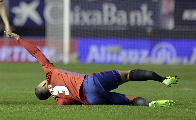 Tano, futbolista de Osasuna, cayó gravemente lesionado ante el Real Madrid. EFE/Archivo