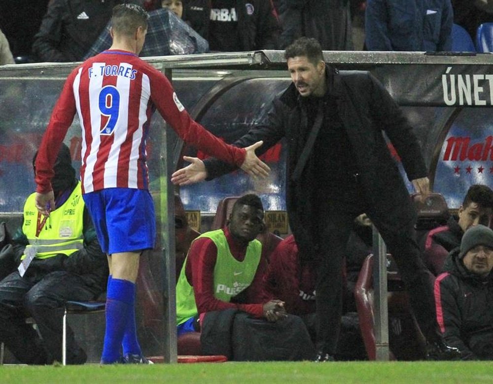 L'entraîneur de l'Atletico Madrid, Diego Simeone félicite à Torres après sa sustitution. EFE