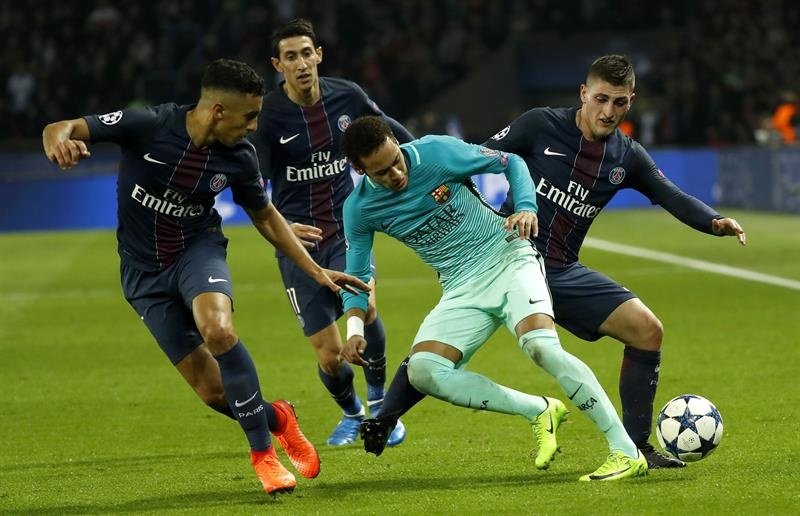 Neymar acabó muy frustrado el partido contra el PSG. AFP