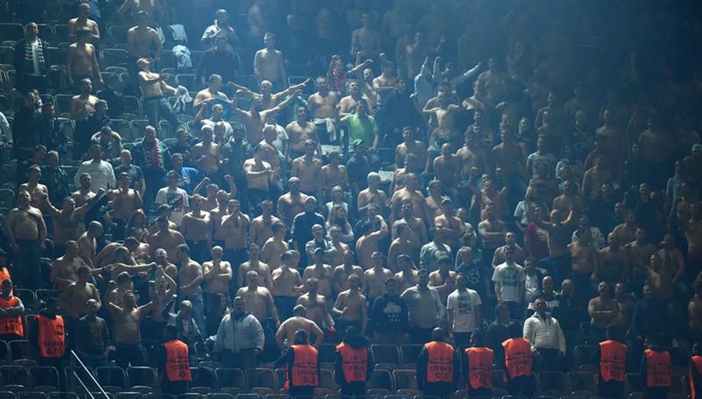 Aficionados del Legia animan a su equipo durante un partido. EFE/Archivo