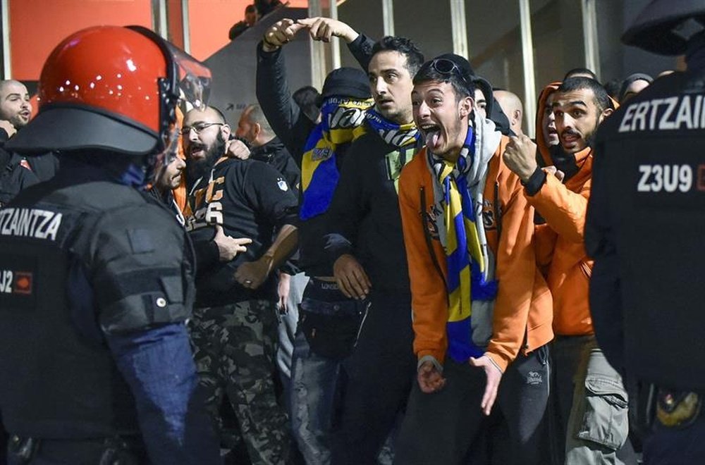 Los ultras del APOEL tuvieron que ser escoltados, pero no dejaron de provocar. EFE