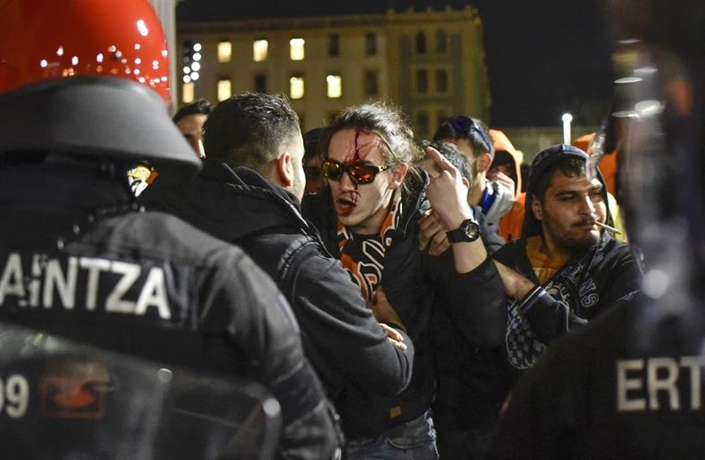 Los disturbios previos al Athletic-APOEL dejaron varios heridos, entre ellos un ertzaina. EFE
