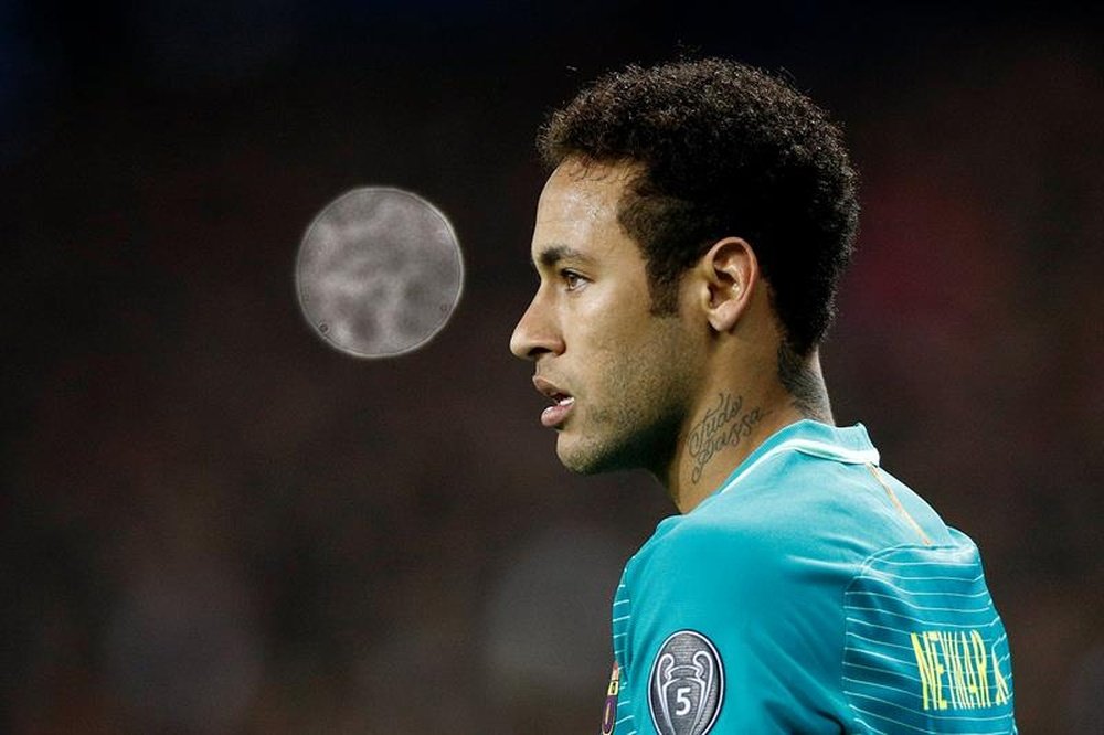 Neymar no confía en los médicos del club para tratarse de sus molestias. EFE/Archivo