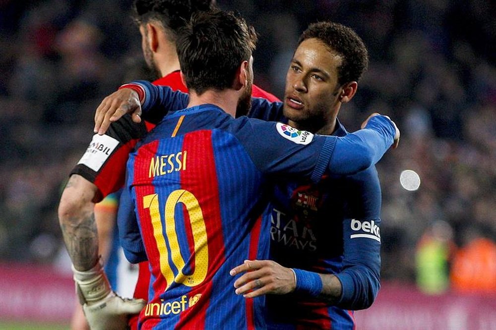 Messi an Neymar hugging. EFE