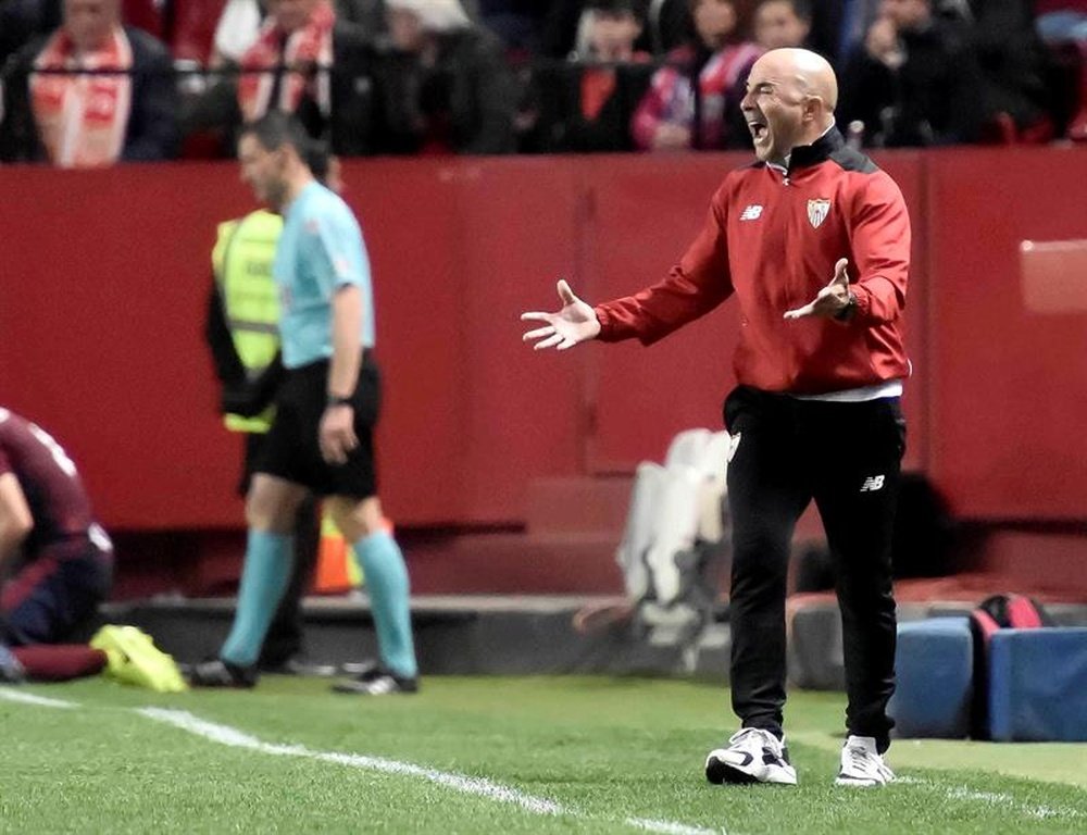 El entrenador del Sevilla y los suyos se llevaron los tres puntos ante el Betis. EFE